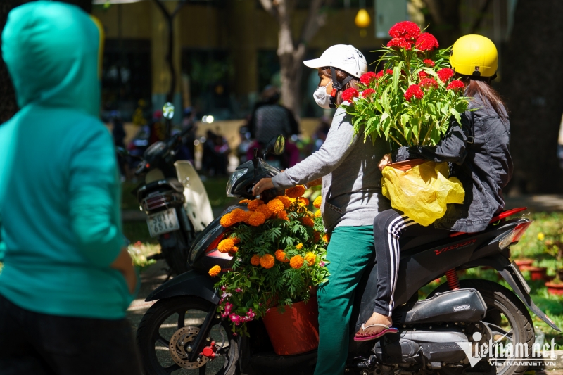Nhiều người chọn ngày này để mua hoa với giá rẻ. Có gia đình ra về với đầy một xe máy hoa.
