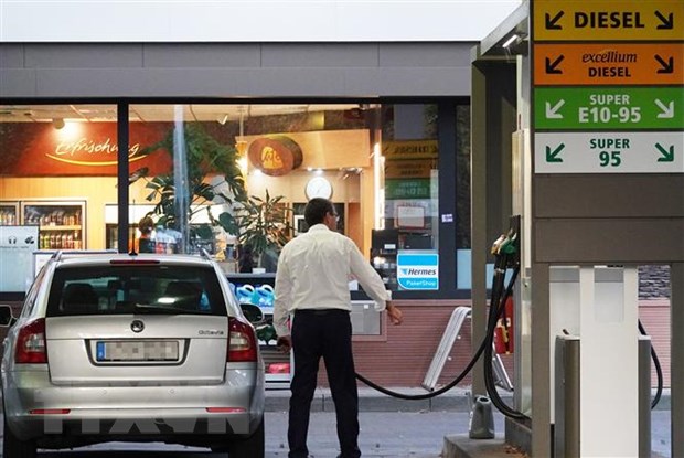 Bơm xăng cho phương tiện tại trạm xăng ở Berlin, Đức. (Ảnh: THX/TTXVN)