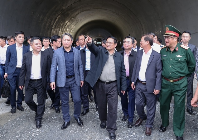 Thủ tướng Phạm Minh Chính thăm, chúc Tết công nhân thi công hầm Dốc Sạn. Ảnh VGP