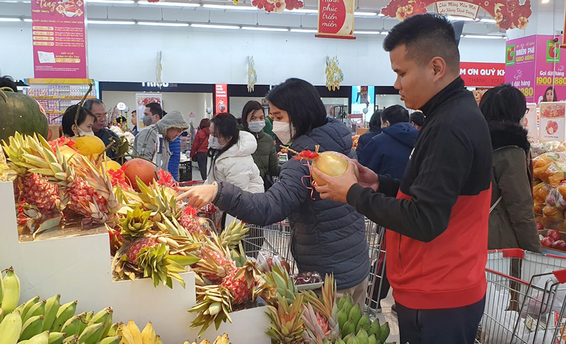 Người tiêu dùng lựa chọn sản phẩm nông sản tại siêu thị Big C Long Biên (quận Long Biên)