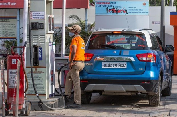 Bơm xăng cho phương tiện tại một trạm xăng ở New Delhi, Ấn Độ ngày 6/4/2022. (Ảnh: THX/TTXVN)