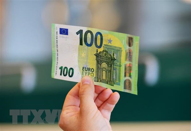 Đồng tiền mệnh giá 100 euro tại Rome, Italy. (Ảnh: AFP/TTXVN)