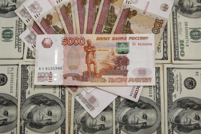 Đồng Rúp giảm xuống mức thấp kỷ lục so với đồng USD kể từ cuối tháng 4/2022 (Ảnh minh họa)