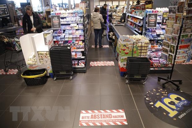 Người dân mua sắm tại siêu thị ở Berlin, Đức. (Ảnh: AFP/ TTXVN)