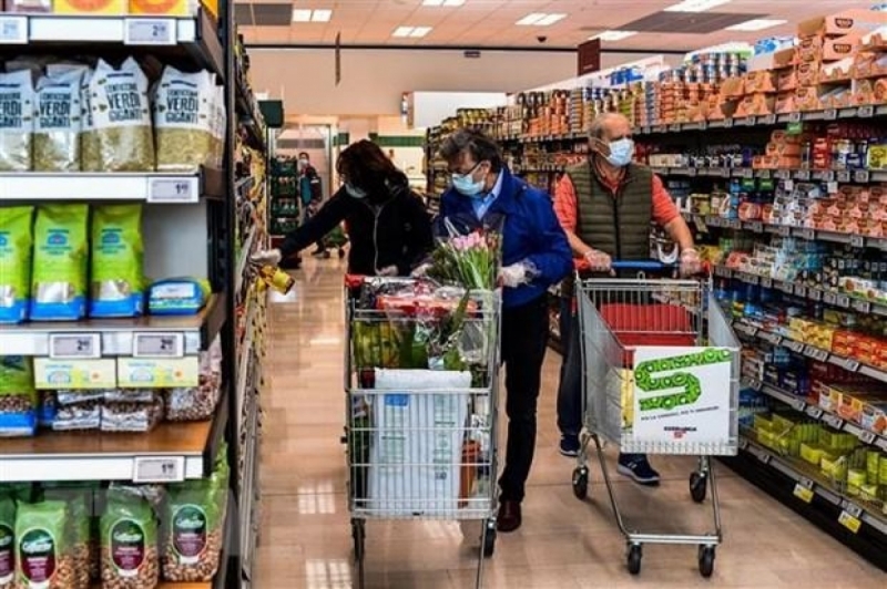Người dân mua hàng trong siêu thị tại Milan, Italia. (Ảnh: AFP/TTXVN)