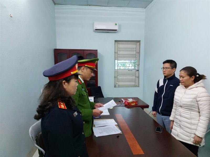 Cơ quan chức năng tống đạt các Quyết định đối với bị can Trịnh Ngọc Tuấn (áo khoác đen bên phải).