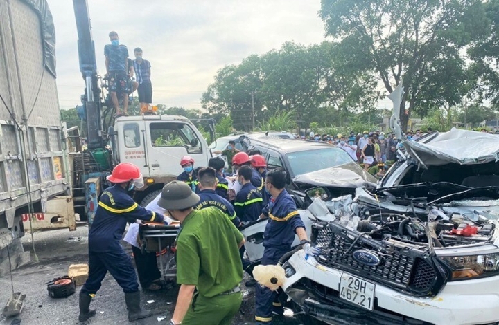 Tai nạn giao thông liên hoàn giữa 9 xe ô tô trên QL1A ở Thanh Hóa khiến ít nhất 3 người thương vong (Ảnh: VTC News)