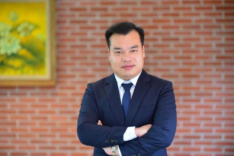 Ông Bùi Hải Tân đại diện VJM Holdings ký kết thỏa thuận hợp tác với Shark Liên