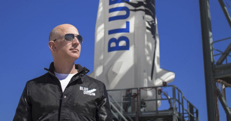Daemen sẽ được bay cùng tỷ phú Jeff Bezos, ông chủ Blue Origin; Mark Bezos, em trai ông Jeff Bezos; và bà Wally Funk, 82 tuổi