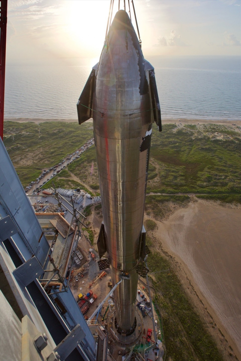 Quá trình xếp tàu vũ trụ Starship lên tên lửa Super Heavy của SpaceX đã hoàn tất (Ảnh: CNBC)
