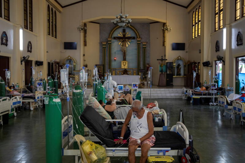 Các bệnh nhân mắc Covid-19 ngồi trên giường sau khi nhập viện tại Bệnh viện Đa khoa Thành phố Quezon, Metro Manila, Philippines, ngày 20/8/2021 (Ảnh: Reuters)
