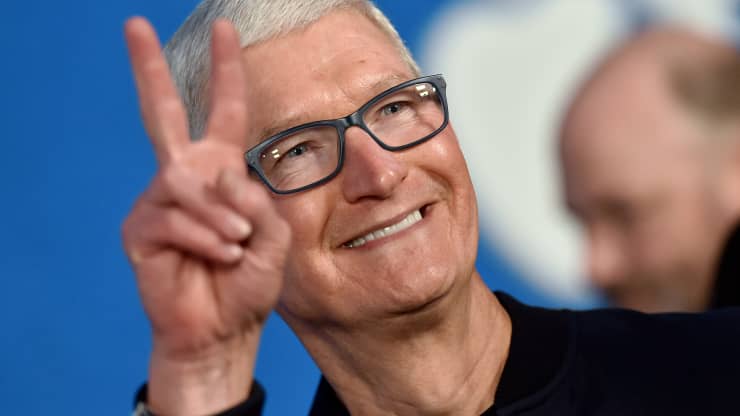Vừa lĩnh thưởng 5 triệu cổ phiếu Apple, CEO Tim Cook đã bán ngay để ‘bỏ túi’ 750 triệu USD (Ảnh: CNBC)