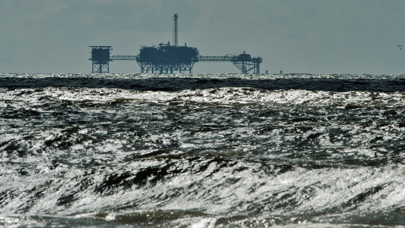 Các công ty dầu mỏ cắt giảm gần 91% sản lượng dầu của Vịnh Mexico (Ảnh: CNBC)