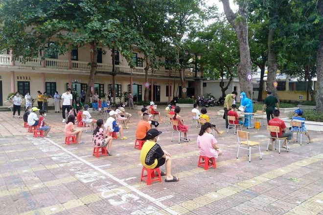 Tiến hành test nhanh cho học sinh 5 trường học trên địa bàn thành phố Sầm Sơn (Ảnh Công an thành phố Sầm Sơn).