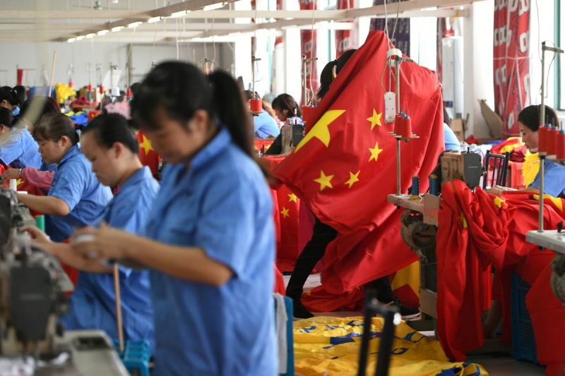 Trung-Quoc-de-don-xin-giaCông nhân làm cờ Trung Quốc tại một nhà máy ở Gia Hưng, tỉnh Chiết Giang, Trung Quốc ngày 25/9/2019 (Ảnh: Reuters)