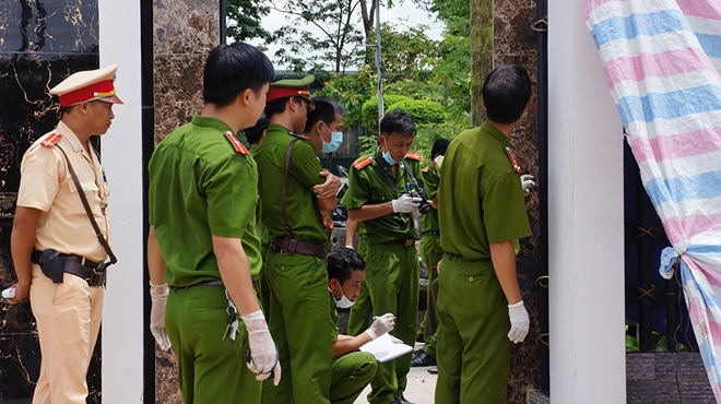 Lực lượng công an khám nghiệm hiện trường vụ án mạng (Ảnh: Dân Việt)