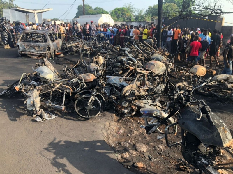 ô tô và xe máy bị cháy sau vụ nổ xe bồn chở nhiên liệu ở Freetown, Sierra Leone ngày 6/11/2021 (Ảnh: Reuters)