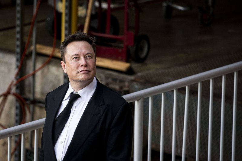 Việc Elon Musk bán cổ phiếu Tesla còn nhiều uẩn khúc