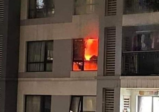 Đám cháy bùng phát bao trùm căn phòng tại chung cư Times City