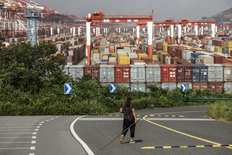 Chuỗi cung ứng toàn cầu đã rối càng thêm rối hơn với biện pháp kiểm dịch tại cảng kéo dài 7 tuần của Trung Quốc