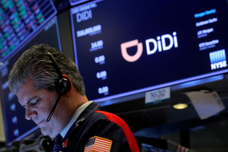 Một thương nhân làm việc trong đợt IPO cho công ty gọi xe Trung Quốc Didi Global Inc trên sàn New York Stock Exchange (NYSE) ở Thành phố New York, Hoa Kỳ, ngày 30/6/2021