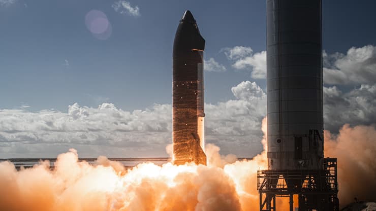 Một cuộc thử nghiệm nguyên mẫu của Starship khai hỏa sáu động cơ tên lửa Raptor của nó vào ngày 12/11/2021 tại Boca Chica, Texas (Ảnh: CNBC)