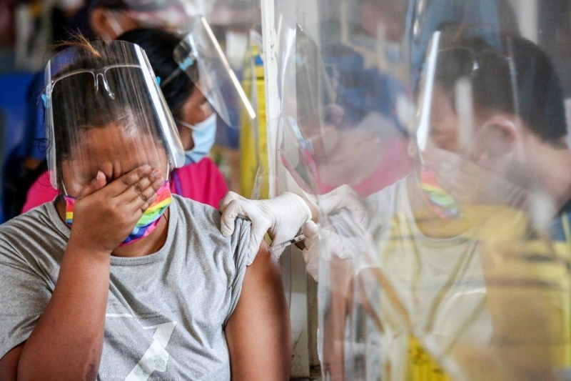 Một phụ nữ nhận vắc xin AstraZeneca coronavirus ở thành phố Quezon, Philippines (Ảnh: SCMP)