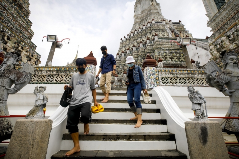 Du khách dạo bước tại chùa Bình minh (Wat Arun) ở Bangkok, Thái Lan (Ảnh: SCMP)