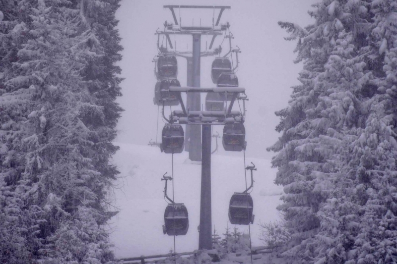 Các cabin gondola trống rỗng di chuyển lên xuống trong quá trình chạy thử nghiệm tại khu nghỉ mát trượt tuyết Fulpmes gần Innsbruck, Thứ Ba, ngày 30/11/2021 (Ảnh: AP)