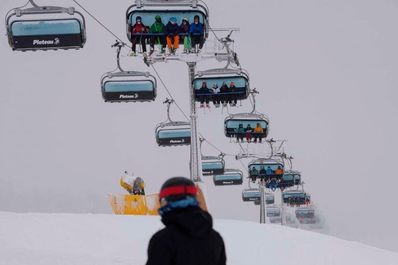Khách du lịch ngồi trên xe cáp đưa khách lên đỉnh trượt tuyết đến khu trượt tuyết Plan de Corones, Nam Tyrol, Ý, Thứ Bảy, ngày 27/11/2021 (Ảnh: AP)