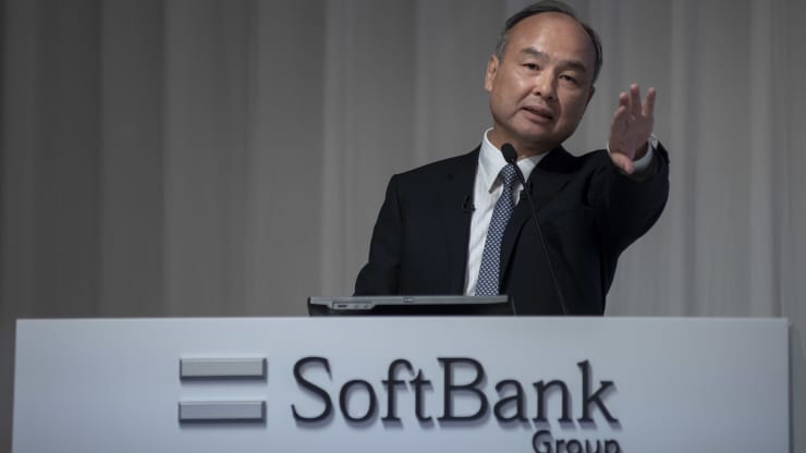 Cổ phiếu SoftBank bị dìm xuống đáy khi tin xấu liên tục đến
