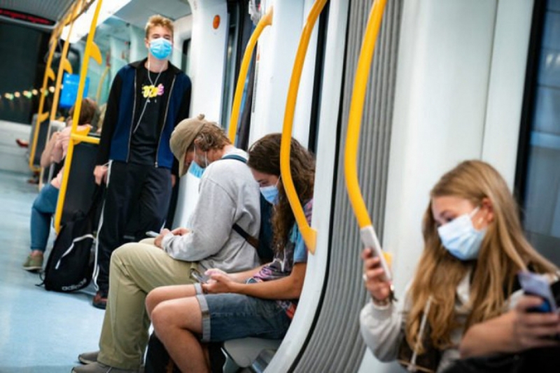 Hành khách đeo khẩu trang trên tàu điện ngầm ở Copenhagen - Đan Mạch. Ảnh: The Local