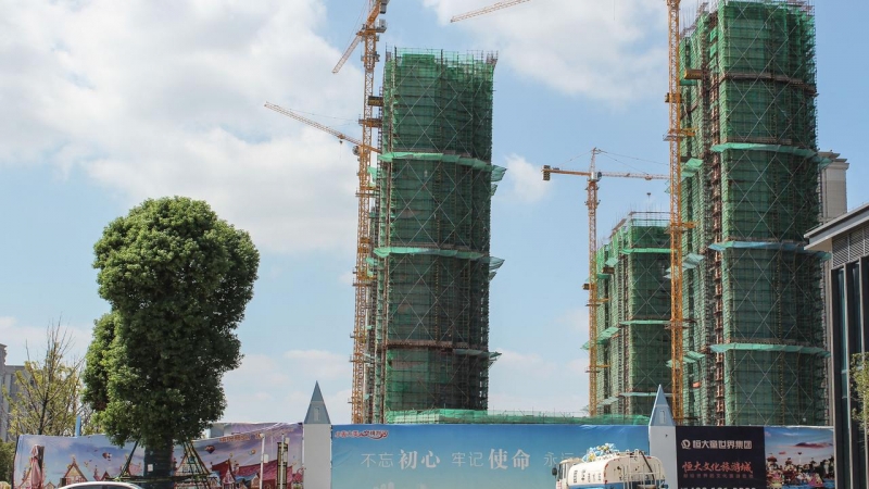 Thành phố Du lịch Văn hóa Evergrande đang trong quá trình xây dựng, một dự án phát triển kết hợp dân cư - bán lẻ - giải trí, ở Taicang, thành phố Tô Châu, thuộc tỉnh Giang Tô, miền đông Trung Quốc (Ảnh: AFP)