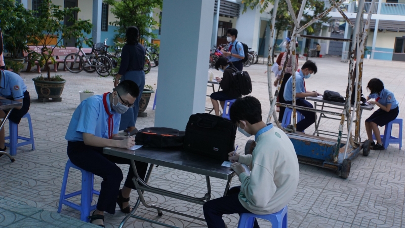 Học sinh khai báo y tế khi trở lại trường. Ảnh: Vietnamnet