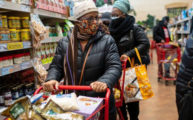 Người dân mua sắm tại một siêu thị ở Mỹ. (Ảnh: Bloomberg)