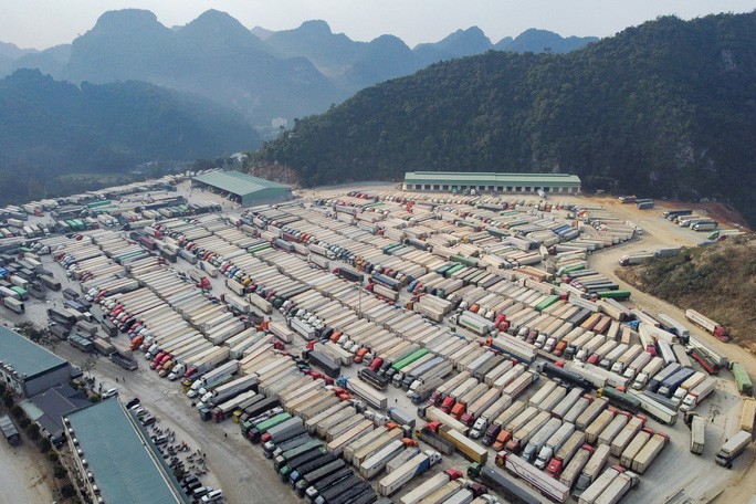 Hàng ngàn xe container chở hàng hóa ùn ứ tại các cửa khẩu ở Lạng Sơn (Ảnh: Người Lao Động)