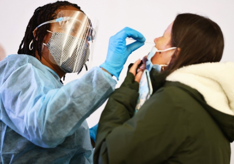 Một nhân viên y tế thực hiện xét nghiệm Covid-19 tại Sân bay Quốc tế Los Angeles ngày 21/12. Ảnh: Getty Images