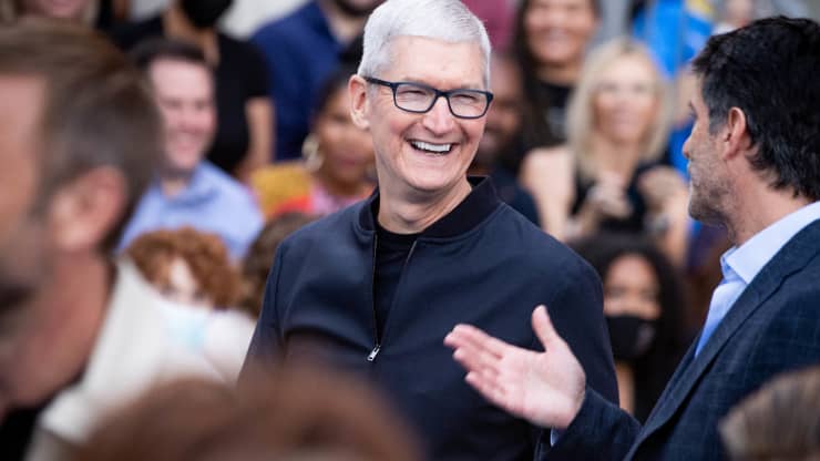 CEO Apple Tim Cook tham dự buổi ra mắt “Ted Lasso” mùa thứ hai của Apple tại Trung tâm Thiết kế Thái Bình Dương vào ngày 15/7/2021 ở Tây Hollywood, California