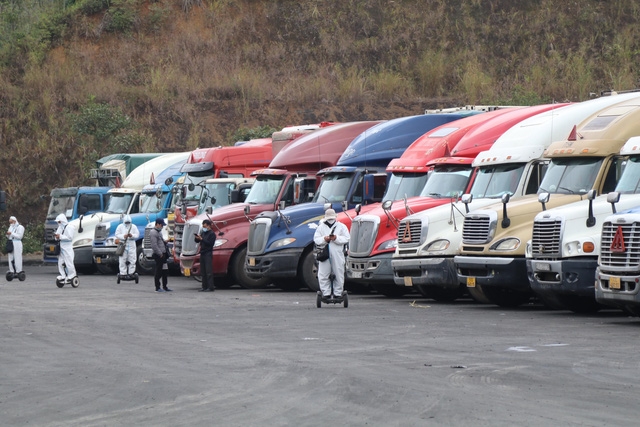Xe chở hàng tập kết tại khu vực cửa khẩu Quốc tế Hữu Nghị (Lạng Sơn) chờ thông quan xuất khẩu. (Ảnh: TTXVN)