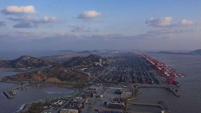 Cảng container lớn nhất thế giới tắc nghẽn nghiêm trọng do ‘Zero Covid’
