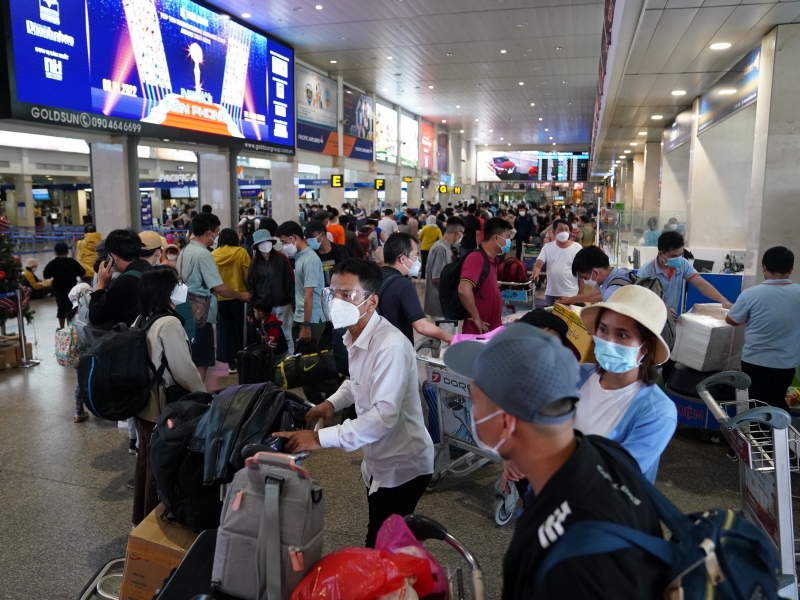 Sân bay Tân Sơn Nhất có ùn tắc cục bộ - ảnh: Thanh Niên