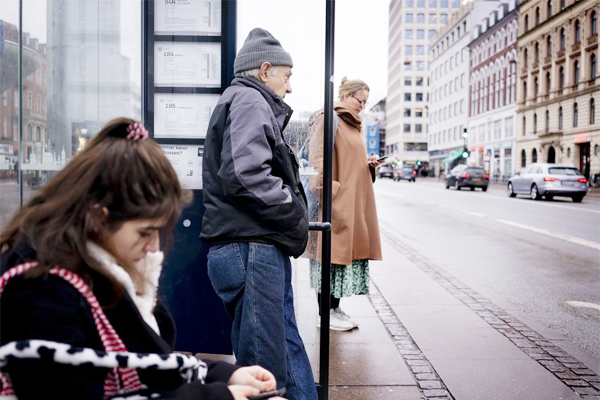 Người dân Đan Mạch không cần phải đeo khẩu trang khi ra đường từ ngày 1/2. Ảnh: AP