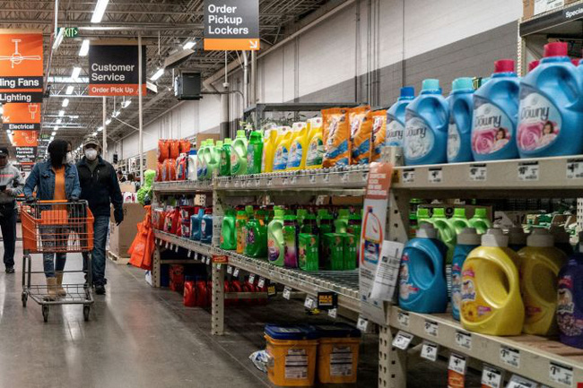 Người tiêu dùng Mỹ mua sắm tại Home Depot ở St. Louis, Missouri. (Ảnh: Reuters)