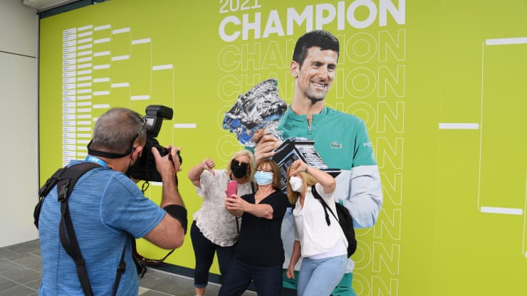 Du khách đến Úc phải được tiêm phòng, một yêu cầu được nhấn mạnh bởi vụ lật đổ vận động viên quần vợt Novak Djokovic đã được thảo luận nhiều của đất nước vào tháng Giêng (Ảnh: CNBC)