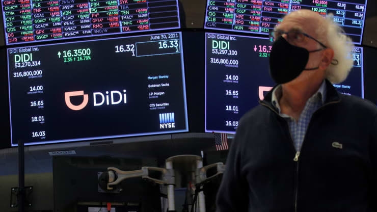 Trung-QuocCác nhà giao dịch làm việc trong đợt IPO cho công ty gọi xe Trung Quốc Didi Global Inc trên sàn New York Stock Exchange (NYSE) ở Thành phố New York, Mỹ (Ảnh: Reuters)