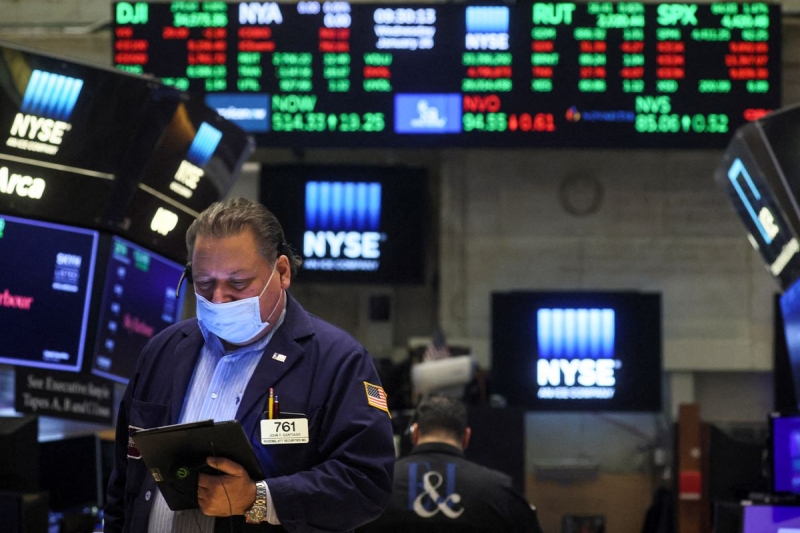 Các nhà giao dịch làm việc trên sàn của Sở giao dịch chứng khoán New York (NYSE) ở Thành phố New York, Hoa Kỳ (Ảnh: Reuters)
