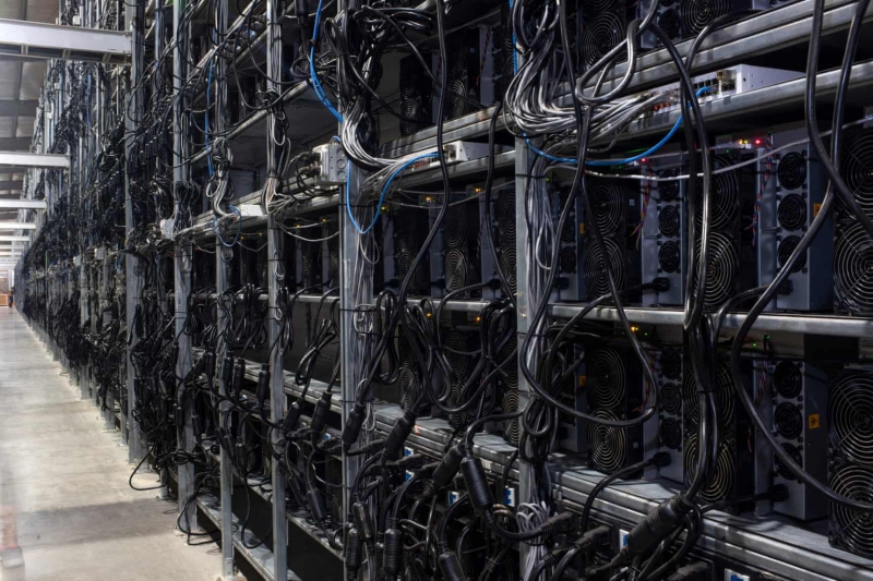 Máy khai thác Bitcoin trong một nhà kho tại cơ sở khai thác Bitcoin Hoa Kỳ Whinstone ở Rockdale, Texas - Ảnh: Mark Felix/AFP/Getty Images
