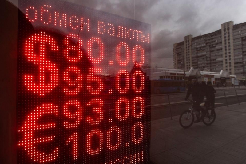 Đồng USD - “Hầm trú ẩn” của giới đầu tư trong xung đột Nga-Ukraine - Ảnh: Bloomberg