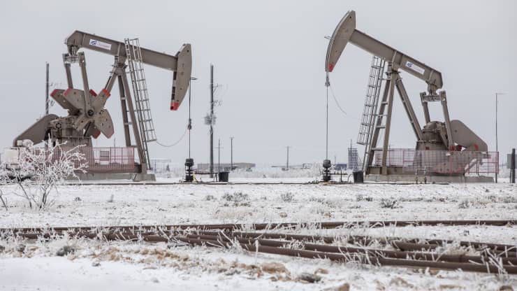 Lý do nào khiến giá dầu thế giới tăng gần 3%