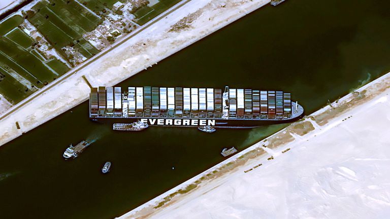 Con tàu Ever Given mắc kẹt ở Kênh đào Suez khổng lồ cỡ nào?